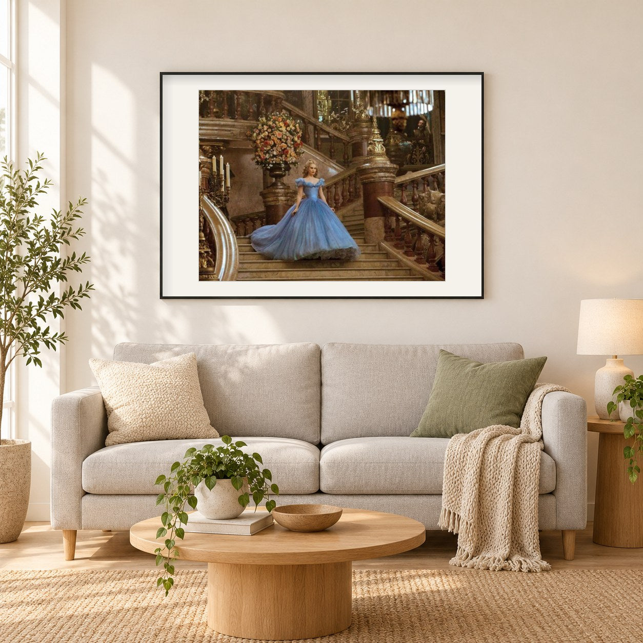 Atemberaubende Dame, die Treppen hinuntergeht als gerahmtes Diamond Painting im Wohnzimmer