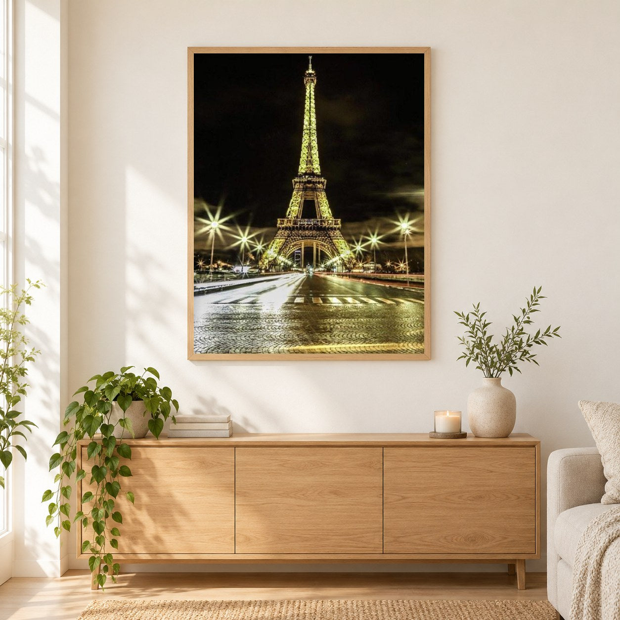 Atemberaubender Eiffelturm in Nachtlichtern als gerahmtes Diamond Painting im Wohnzimmer