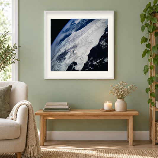 Auf der Suche nach Süßwasser an schneebedeckten Orten als gerahmtes Diamond Painting im Wohnzimmer