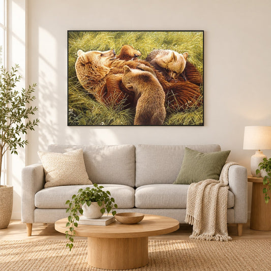 Kleine Bären tragen - Kunst des Eric Wilson als gerahmtes Diamond Painting im Wohnzimmer