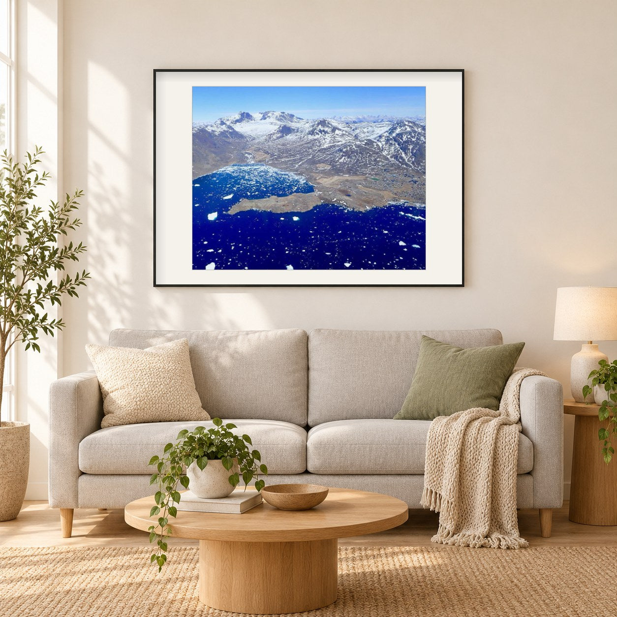 Blaues Wasser als gerahmtes Diamond Painting im Wohnzimmer