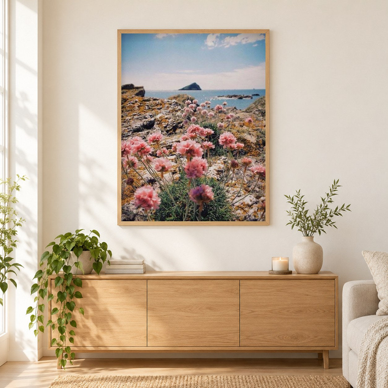 Blumen am Meer als gerahmtes Diamond Painting im Wohnzimmer