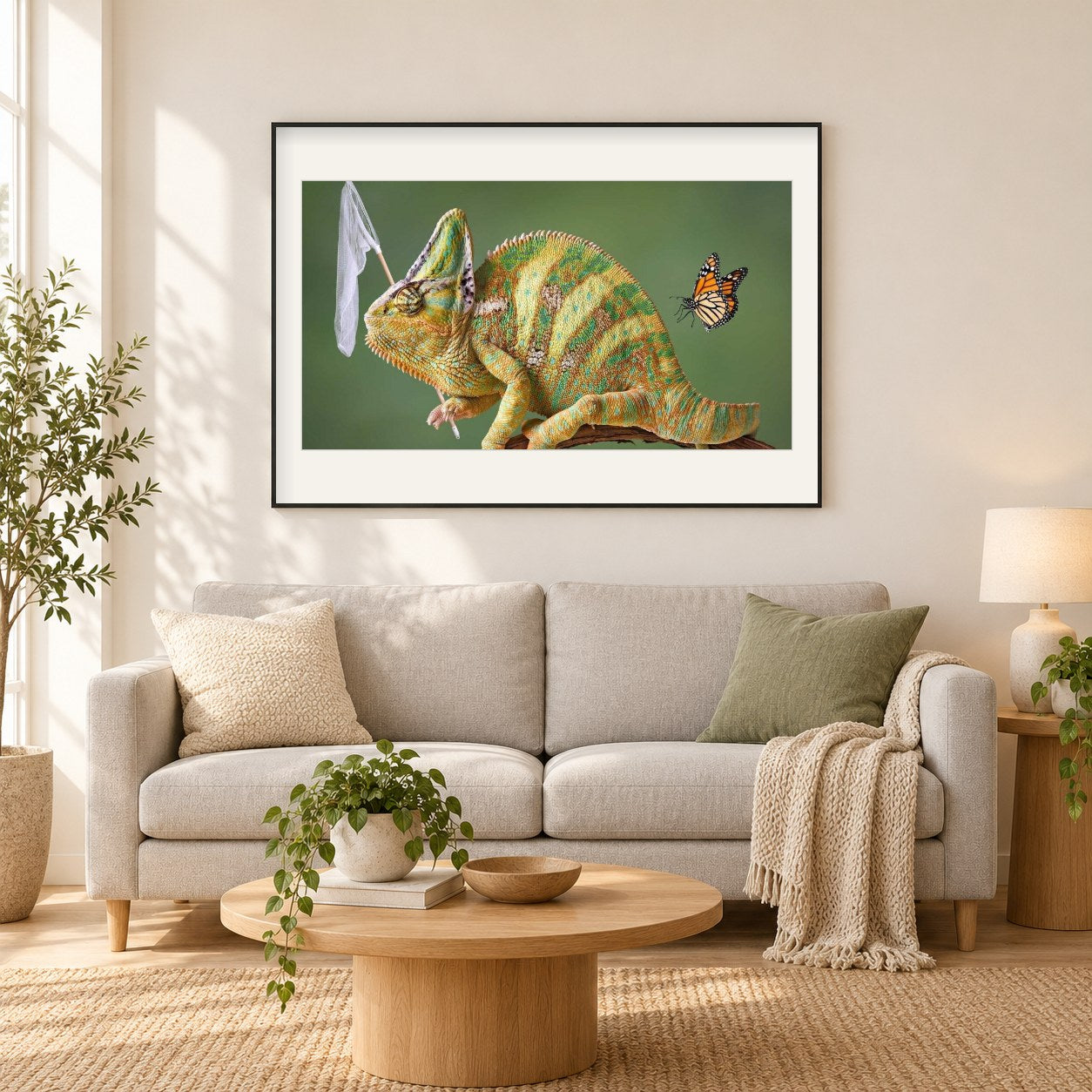 Chamäleon & Schmetterling als gerahmtes Diamond Painting im Wohnzimmer