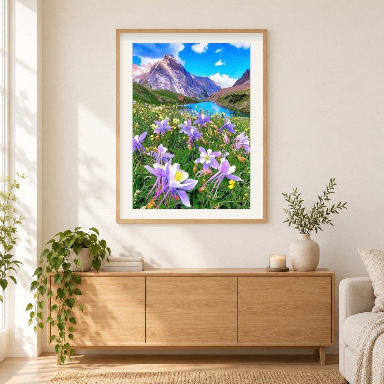 Columbine Blume in den Bergen als gerahmtes Diamond Painting im Wohnzimmer