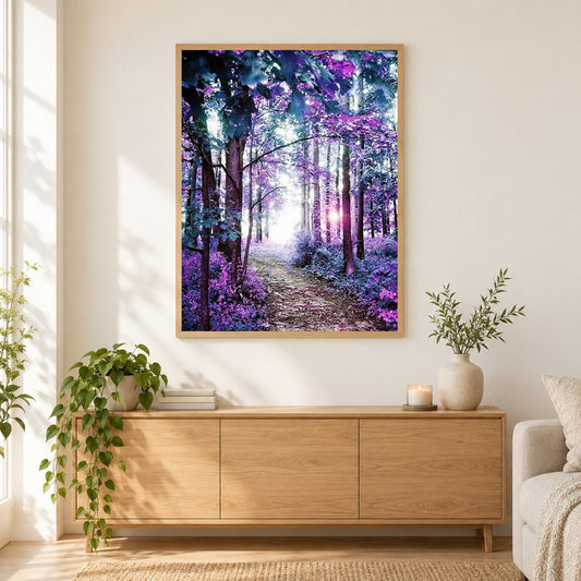 Ein Waldweg als gerahmtes Diamond Painting im Wohnzimmer
