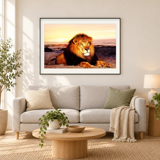 Einsamer Löwe in den Bergen als gerahmtes Diamond Painting im Wohnzimmer