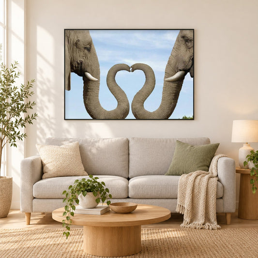 Elefanten machen Herz mit Stämmen als gerahmtes Diamond Painting im Wohnzimmer