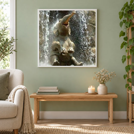 Elefantenbaby, das im Wasser spielt als gerahmtes Diamond Painting im Wohnzimmer