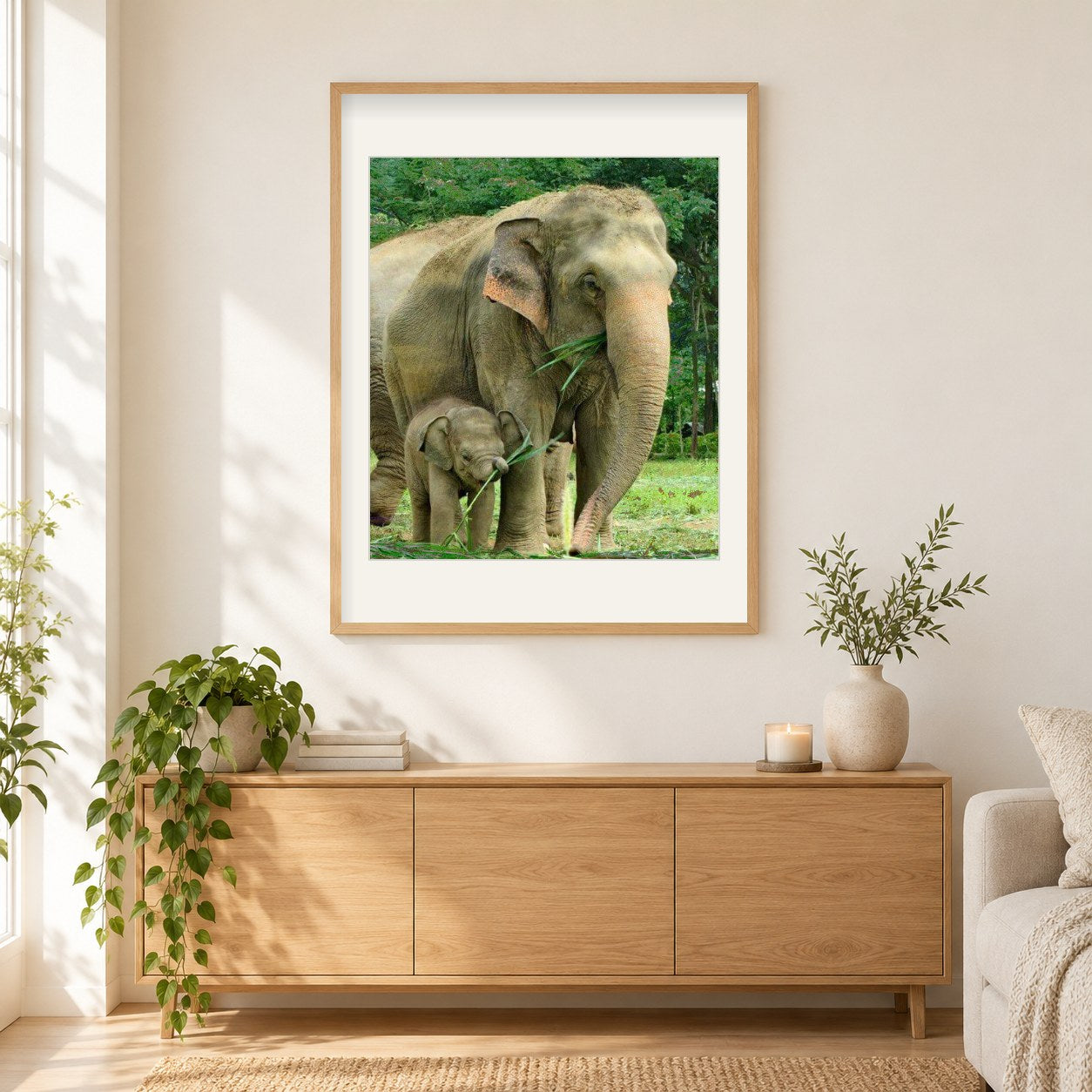 Elefantenbaby mit Mutter als gerahmtes Diamond Painting im Wohnzimmer