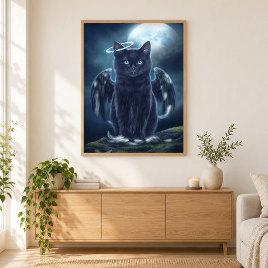 Fantasie schwarze Katze als gerahmtes Diamond Painting im Wohnzimmer