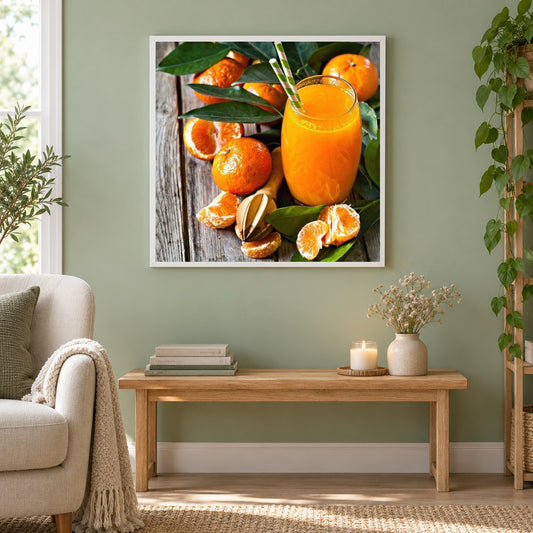 Frisch gepresster Orangensaft als gerahmtes Diamond Painting im Wohnzimmer