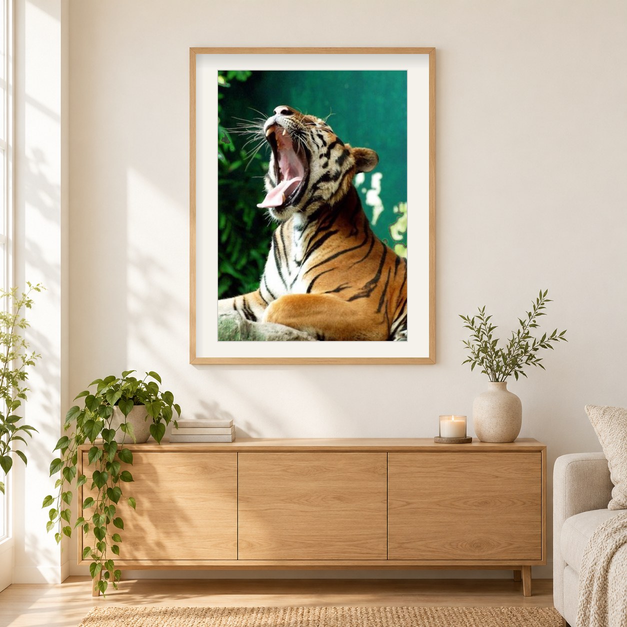 Gähnender Tiger als gerahmtes Diamond Painting im Wohnzimmer