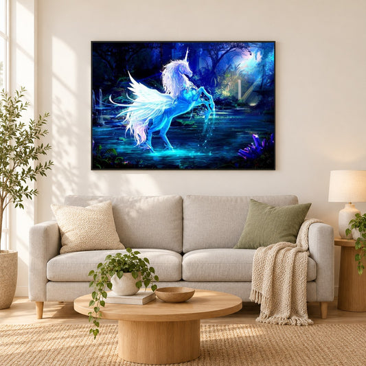 Geflügelte Einhorn-Fantasie als gerahmtes Diamond Painting im Wohnzimmer