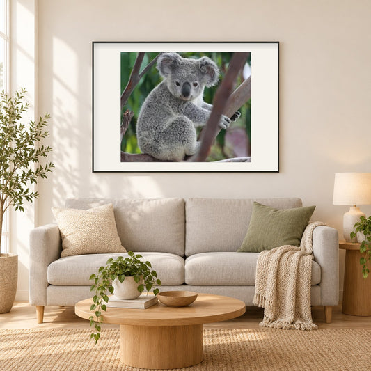Grauer Koala als gerahmtes Diamond Painting im Wohnzimmer