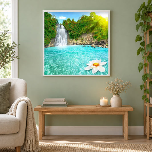 Grüne Bäume & schöner Wasserfall als gerahmtes Diamond Painting im Wohnzimmer