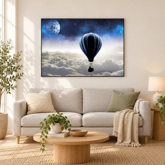 Heißluftballon fliegt über den Wolken als gerahmtes Diamond Painting im Wohnzimmer
