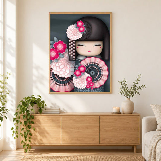 Japanische Puppe als gerahmtes Diamond Painting im Wohnzimmer