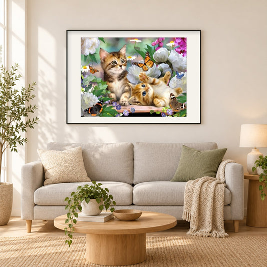 Kätzchen, Blumen & Schmetterlinge als gerahmtes Diamond Painting im Wohnzimmer