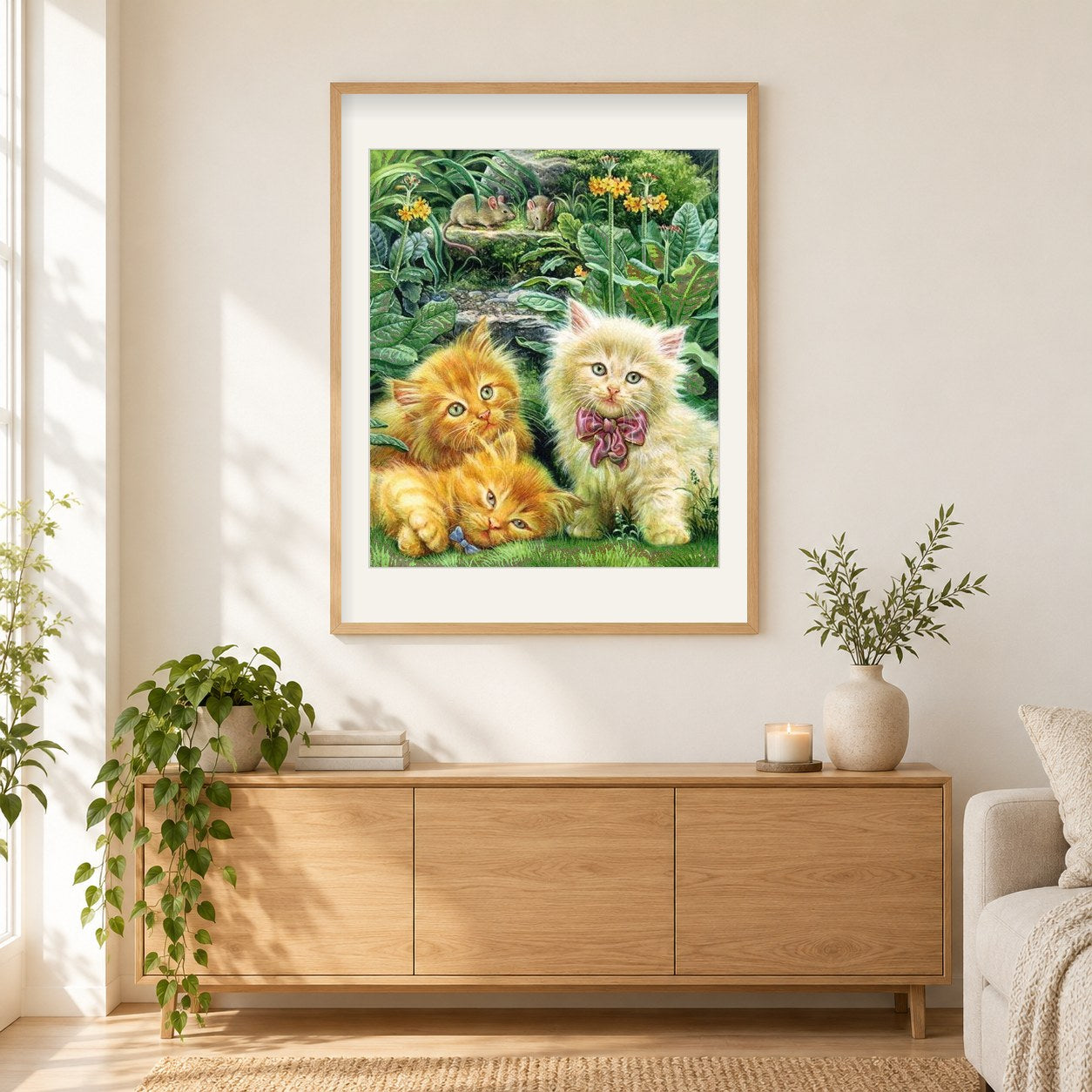 Kätzchen und Ratten als gerahmtes Diamond Painting im Wohnzimmer