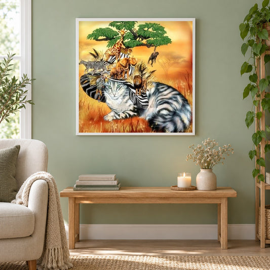 Katze in einem Safari-Hut als gerahmtes Diamond Painting im Wohnzimmer