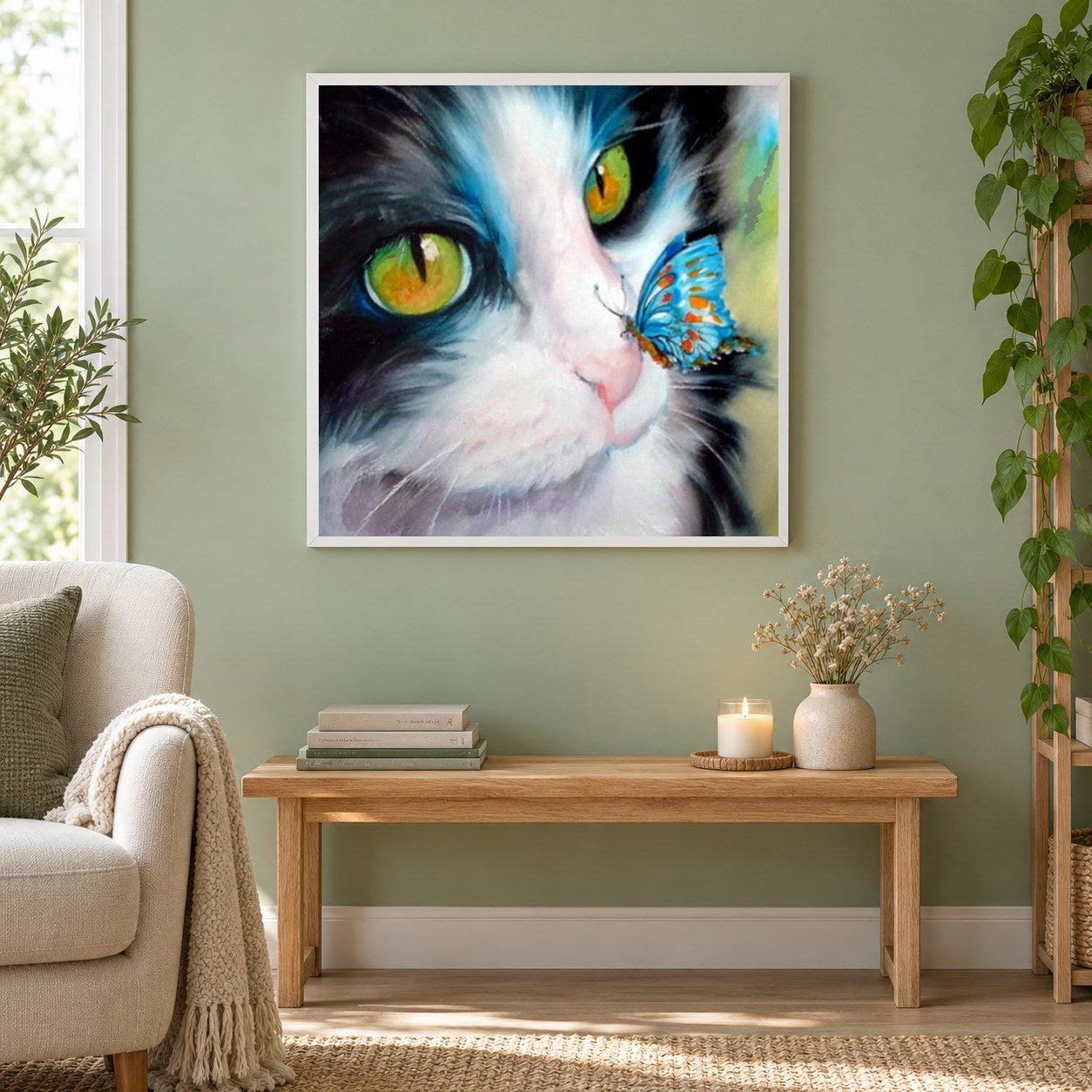 Katze mit Schmetterling auf der Nase als gerahmtes Diamond Painting im Wohnzimmer