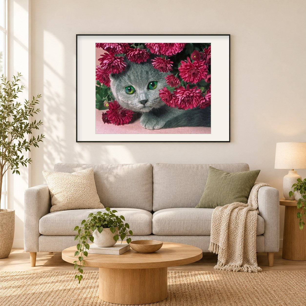 Katze versteckt sich in Blumen als gerahmtes Diamond Painting im Wohnzimmer