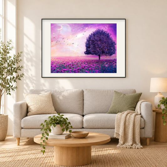 Lila Natur als gerahmtes Diamond Painting im Wohnzimmer