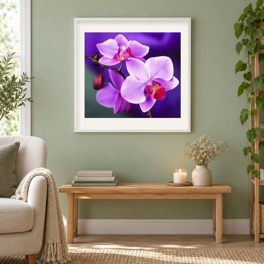 Lila Orchideen als gerahmtes Diamond Painting im Wohnzimmer