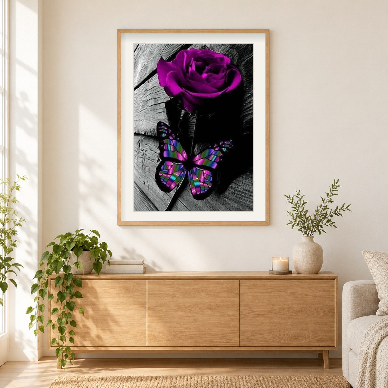 Lila Rose und Schmetterling als gerahmtes Diamond Painting im Wohnzimmer