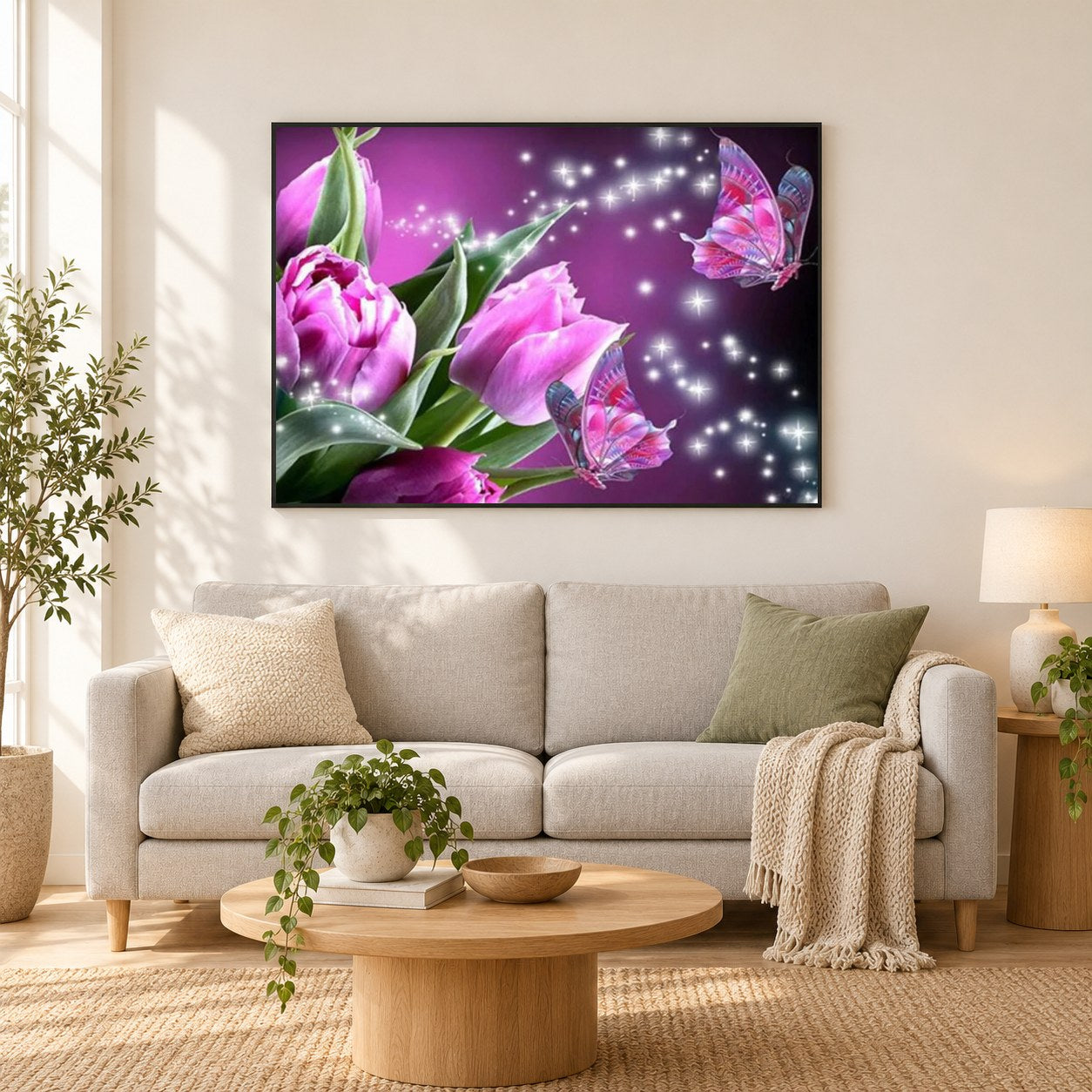 Lila Tulpen und Schmetterlinge als gerahmtes Diamond Painting im Wohnzimmer