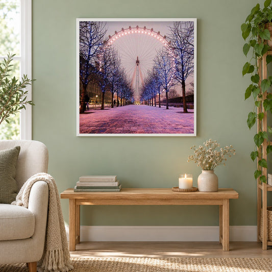 London Schönheit als gerahmtes Diamond Painting im Wohnzimmer