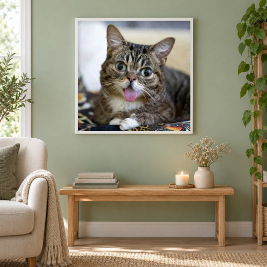 Lustige Katze mit Zunge heraus als gerahmtes Diamond Painting im Wohnzimmer