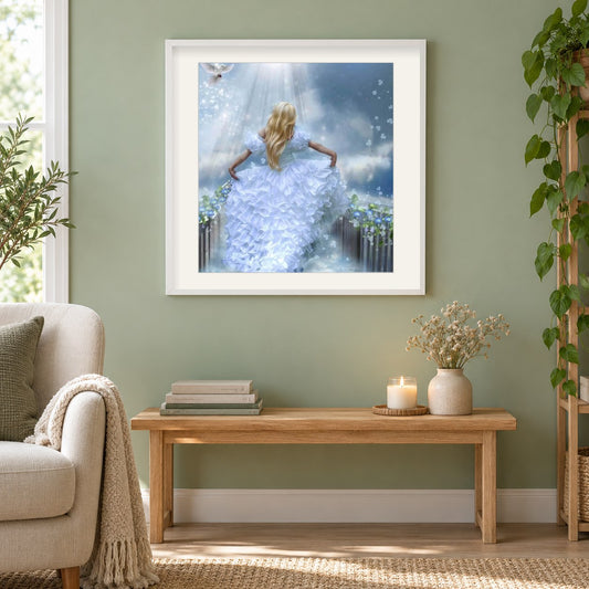 Mädchen, das im herrlichen weißen Kleid läuft als gerahmtes Diamond Painting im Wohnzimmer