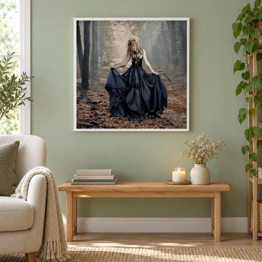 Mädchen im schwarzen Ballkleid als gerahmtes Diamond Painting im Wohnzimmer