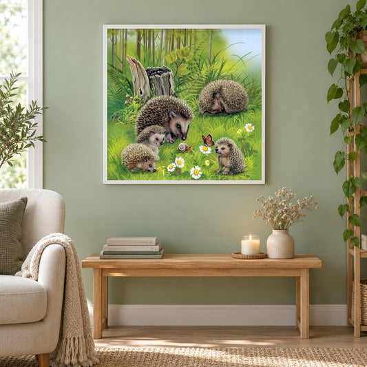 Malerei-Kit der Igelfamilie als gerahmtes Diamond Painting im Wohnzimmer