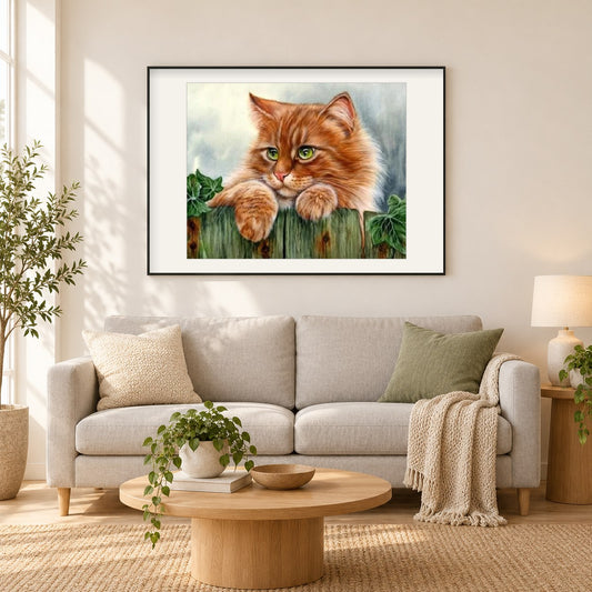 Nette Ingwer-Katze mit grünen Augen als gerahmtes Diamond Painting im Wohnzimmer