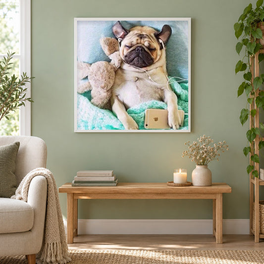 Netter Welpe, der Musik hört als gerahmtes Diamond Painting im Wohnzimmer