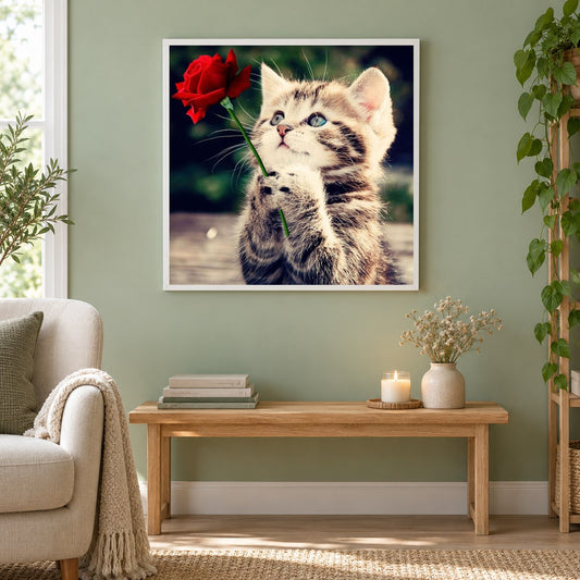 Nettes Kätzchen mit roter Rose als gerahmtes Diamond Painting im Wohnzimmer