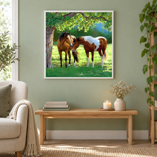 Pferdepaar unter dem Baum als gerahmtes Diamond Painting im Wohnzimmer