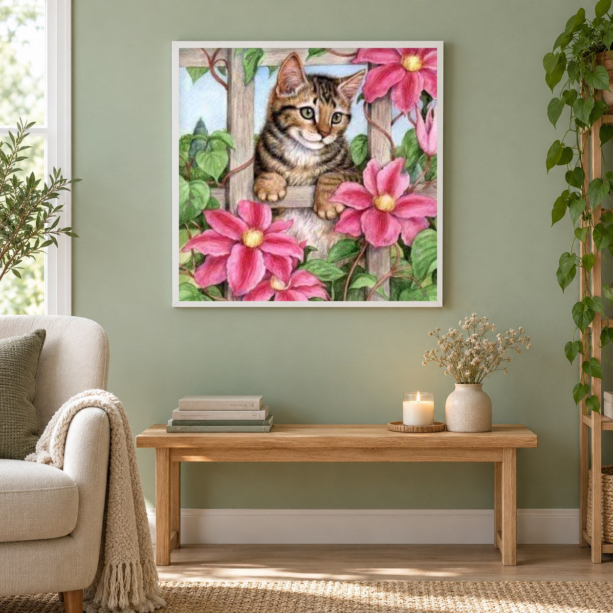 Rosa Blumen & Spionagekatze als gerahmtes Diamond Painting im Wohnzimmer