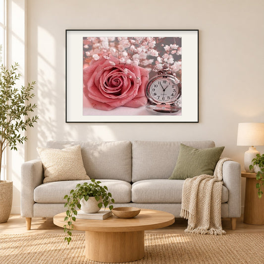Rosa Rose & Uhr als gerahmtes Diamond Painting im Wohnzimmer