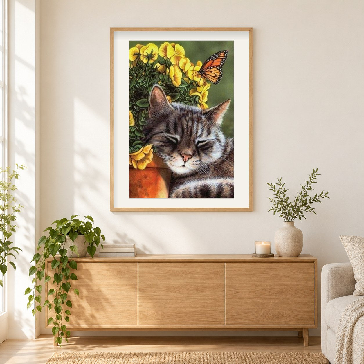 Schlafende Katze als gerahmtes Diamond Painting im Wohnzimmer