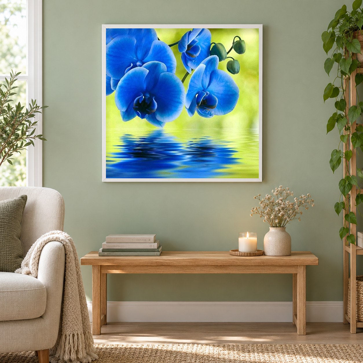 Schöne blaue Orchideen als gerahmtes Diamond Painting im Wohnzimmer