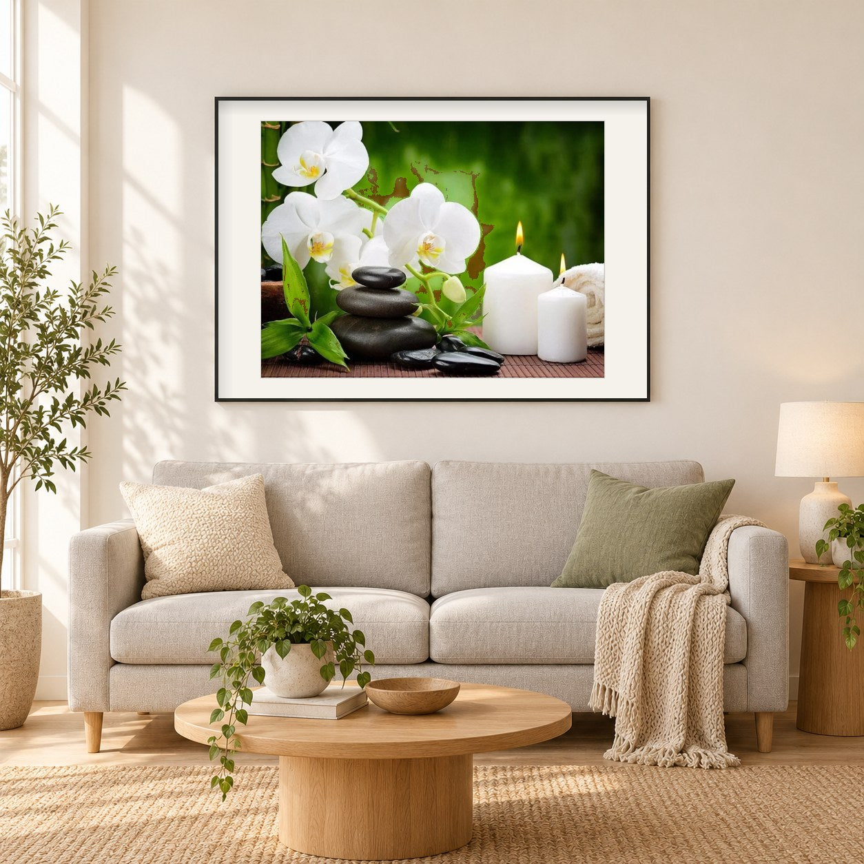 Schöne weiße Blumen und Kerzen als gerahmtes Diamond Painting im Wohnzimmer