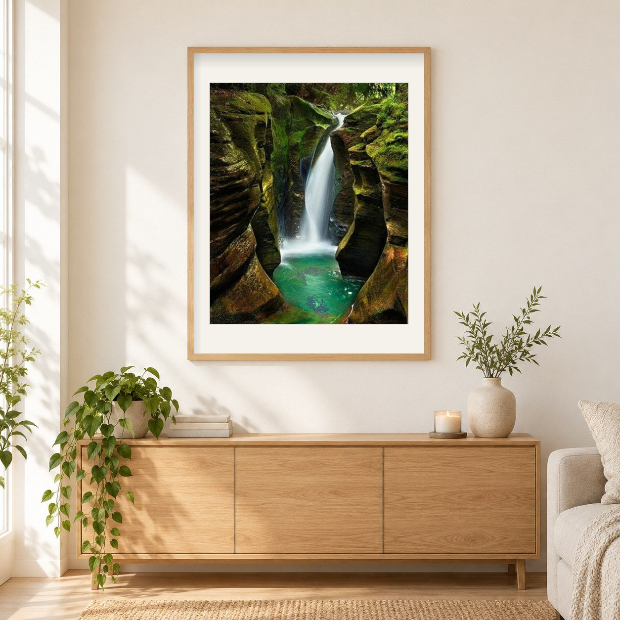Schöner Bergwasserfall als gerahmtes Diamond Painting im Wohnzimmer