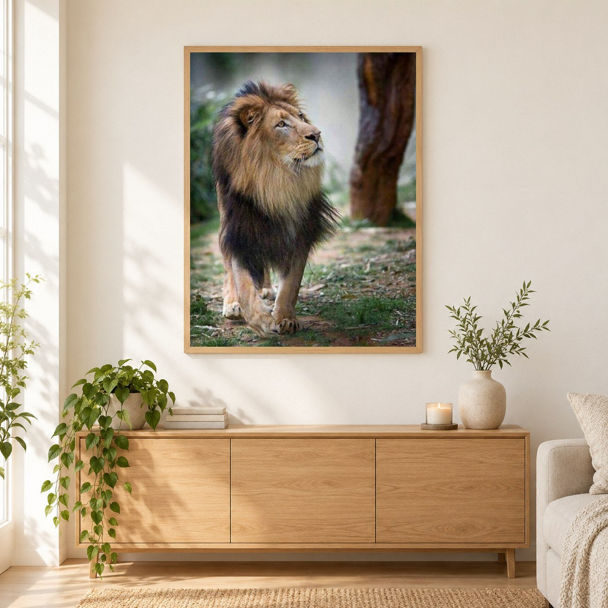 Schöner Löwe mit langen Haaren als gerahmtes Diamond Painting im Wohnzimmer