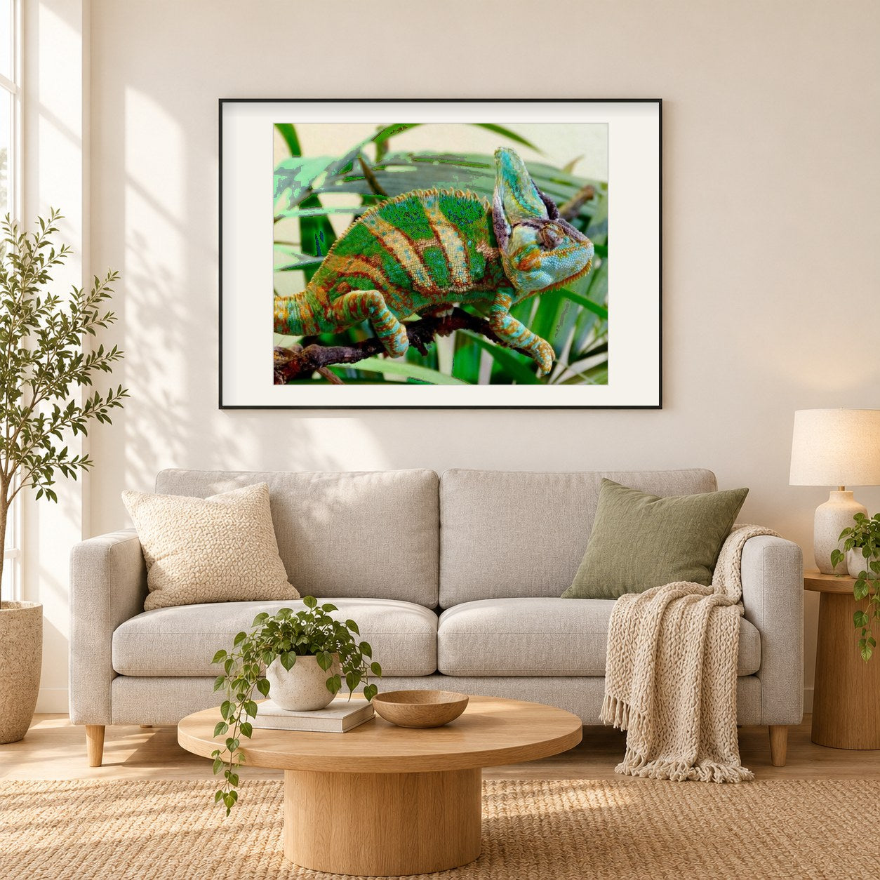 Schönes Chamäleon als gerahmtes Diamond Painting im Wohnzimmer