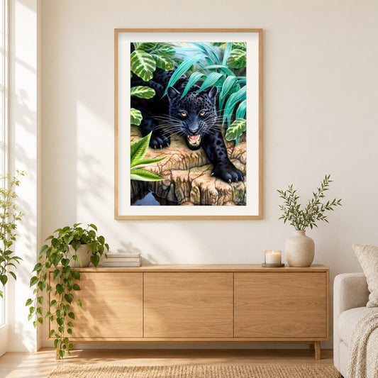 Schwarzer Leopard im Wald als gerahmtes Diamond Painting im Wohnzimmer