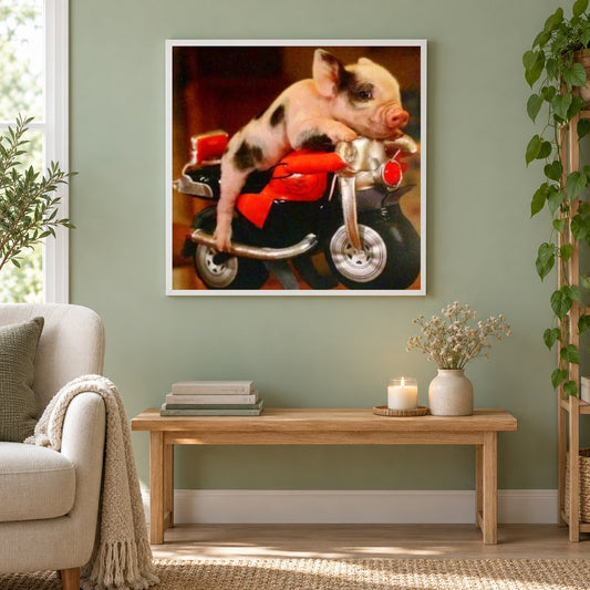 Schweinchen auf dem kleinen Fahrrad als gerahmtes Diamond Painting im Wohnzimmer