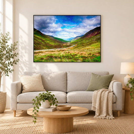 schottisches Hochland - Kunst des Denise Dundon als gerahmtes Diamond Painting im Wohnzimmer